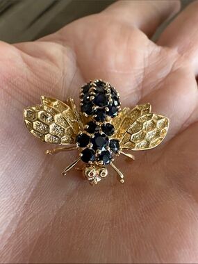 Jumbo 14K Yellow Gold Sapphire Bee Brooch Pin
Gorgeous!!!!